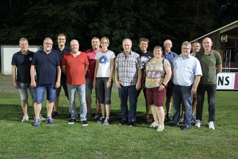 image1 - Der neue Vorstand des SV Dickenberg um den wiedergewaehlten 1. Vorsitzenden Andreas Sante (7. v.links) image1