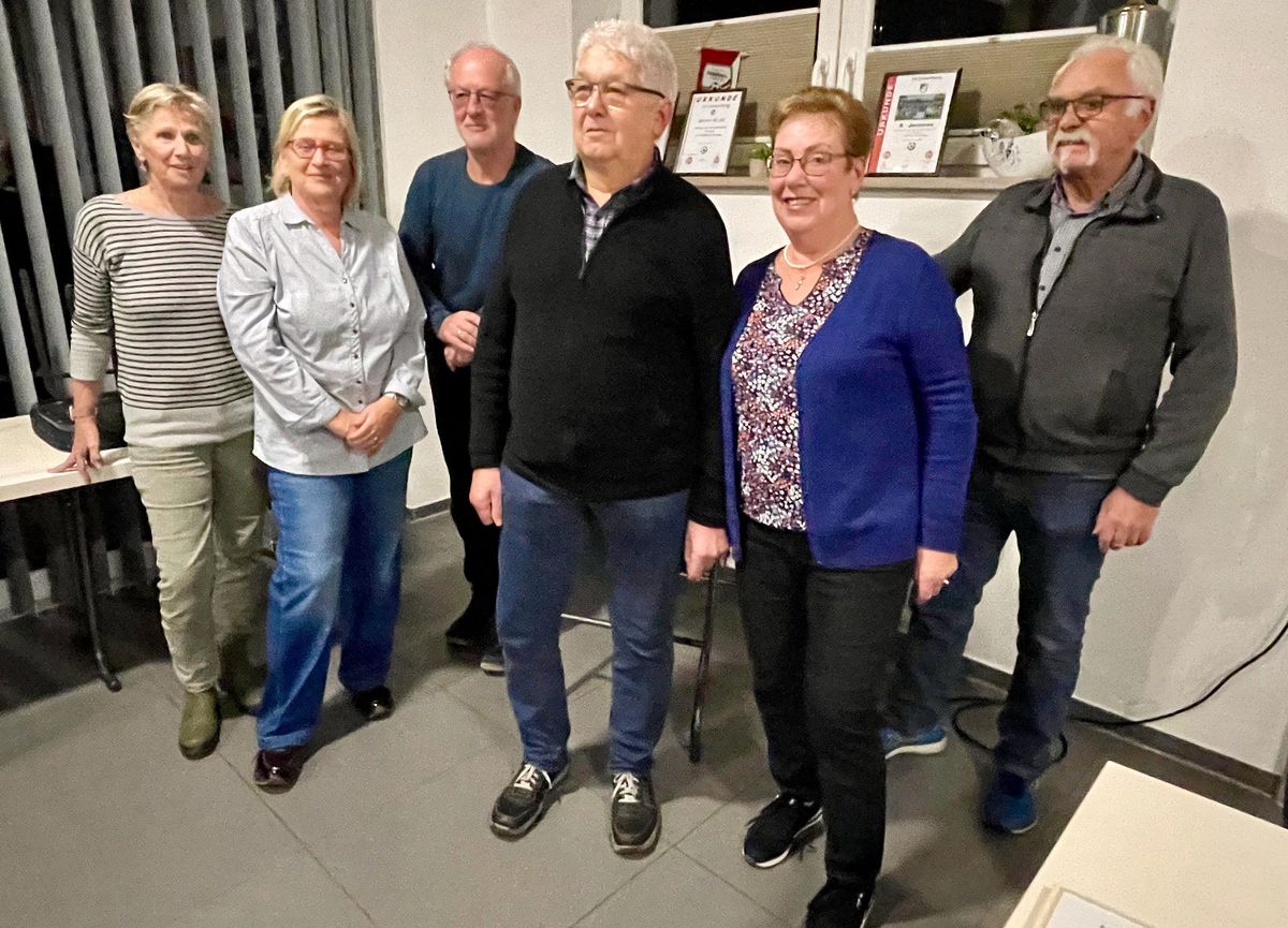 image_1 - SV Dickenberg - v.l.n.rechts: Der Festausschuss Anja Van Den Bos und Sigrid Eismann, Abteilungsleiter Jürgen Ritter, die ausscheidenden Vorstandsmitglieder Walter und Hildegard Lammers sowie der stellvertretende Abteilungsleiter Dieter Assmann nach der Abteilungsversammlung Radwandern. image_1