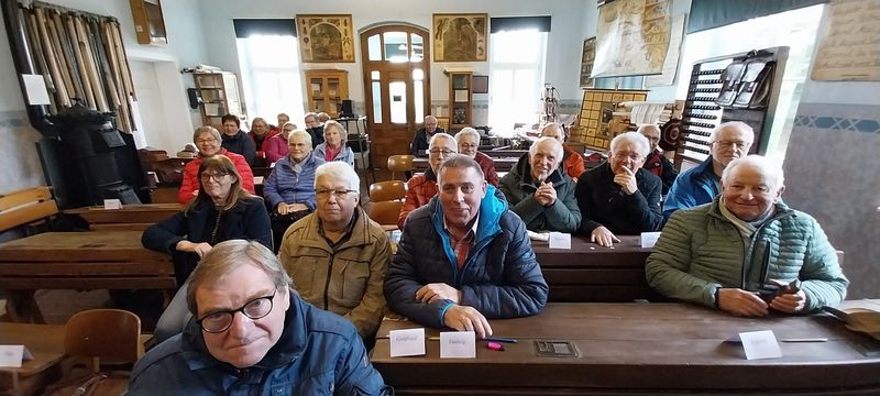 Landschulmuseum3 - Besichtigung Landschulmuseum Sellen - Radwanderer SVD während des humorvollen Unterrichts Landschulmuseum3