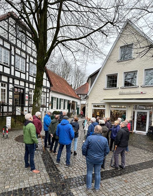 Tecklenburg2 - SV Dickenberg Radwandern - Altstadtführung Tecklenburg - Beginn der Stadtführung war auf dem Marktplatz am Torhaus Tecklenburg2