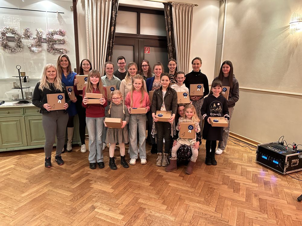 IMG_1 - Geehrte Reiter*innen vorne v.l.n.r.: Jule Laumann, Enna Götten, Fiona Götten, Paulina Welp, Fabienne Tix, Finnja Görnandt; hinten v.l.n.r.: Pia Riebe, Theres Heeke, Sophia Welp, Lisa-Sophie Daut, Johannes Schlichtermann, Sarieka Steinriede, Anne-Marie Schlichtermann, Annika Wegener, Viona Siering, Aline Schröer, Anja Siering, Maxime Herrmann - Es fehlen: Sophie Schnittker, Steffi Laumann, Lina Marie Linkemeier, Celine Jürgens, Lina Ratersmann IMG_1