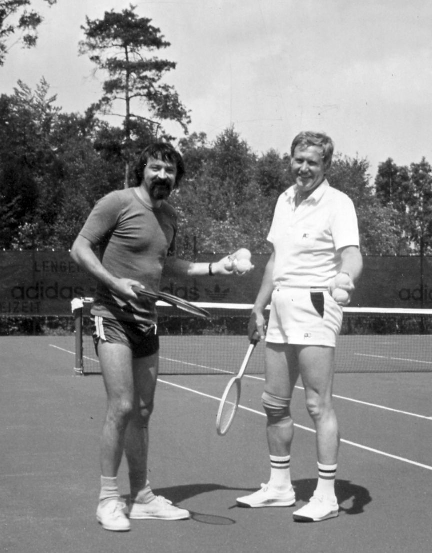 eroefffnung_tabor_teschner - Historischer Augenblick: Der damalige Vorsitzende des Gesamtvereins, Rainer Tabor, und der Abteilungsvorsitzende, Franz Teschner, eröffnen den Spielbetrieb auf den neuen Plätzen. eroefffnung_tabor_teschner