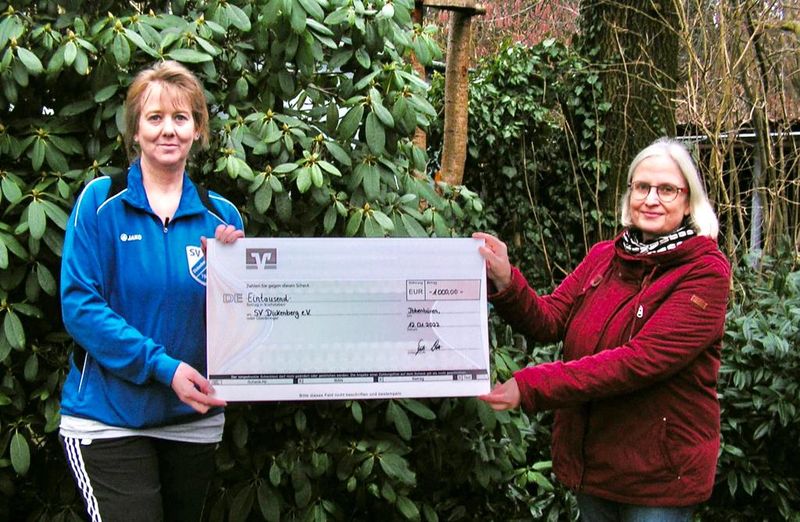 spende - Überreichung des Schecks der Firma Wiewelhove an Melanie Kleymeier durch Silvia Klisch-Schmidt. spende