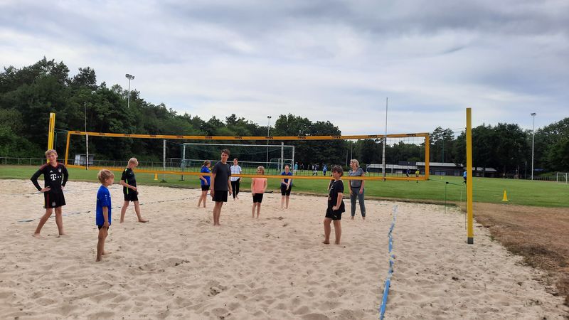 image_1 - Die Dickenberger Jugendvolleyballer auf dem Beachfeld im Waldstadion image_1